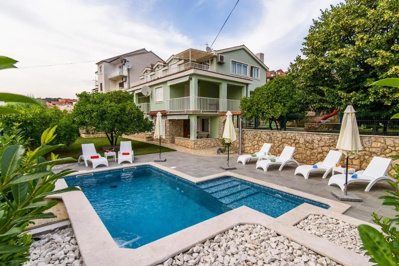 Family Friendly Apartments With A Swimming Pool Okrug Gornji, Ciovo - 18827 Trogir