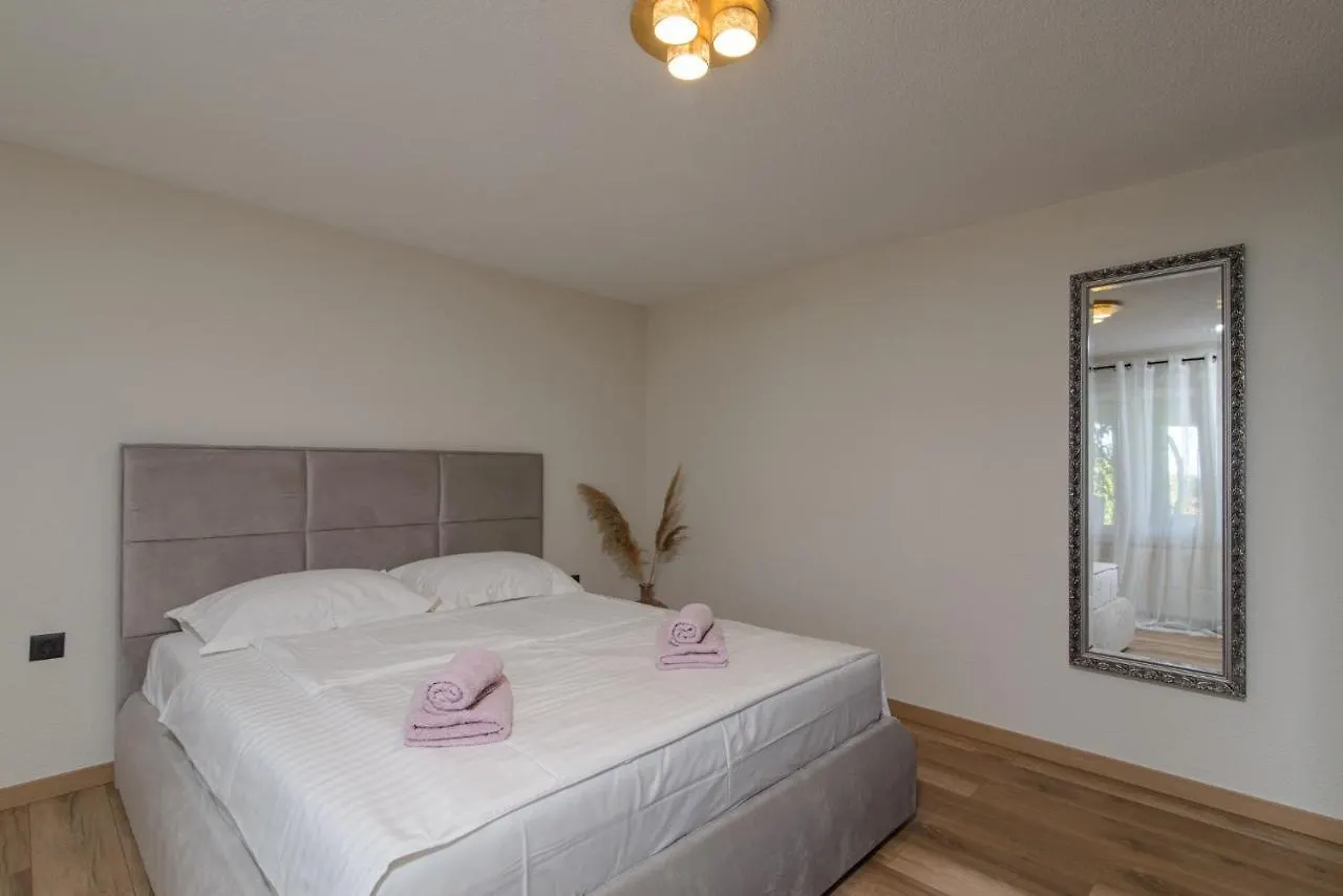 Family Friendly Apartments With A Swimming Pool Okrug Gornji, Ciovo - 18827 Trogir