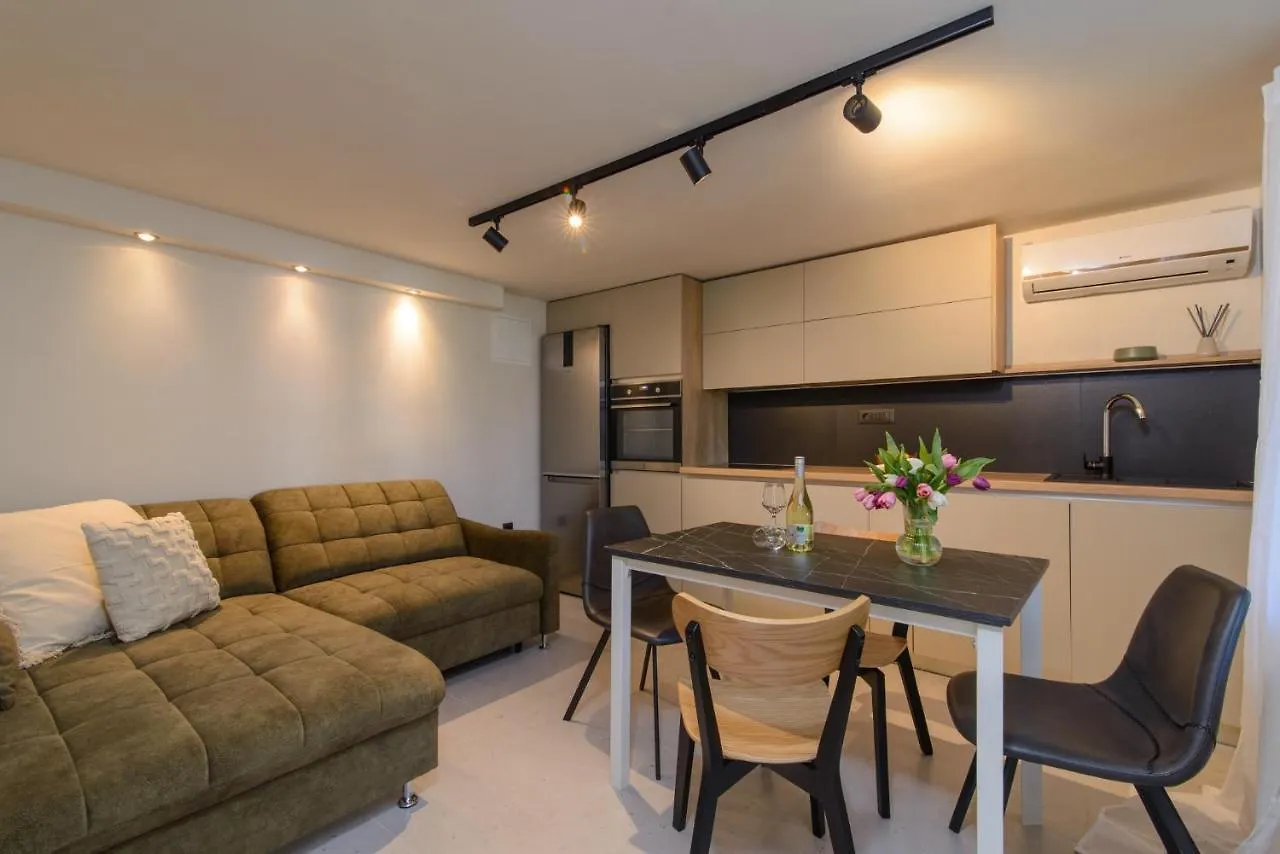Family Friendly Apartments With A Swimming Pool Okrug Gornji, Ciovo - 18827 Trogir